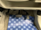 【ペダル類】操作性を考慮したペダル配置となっております。