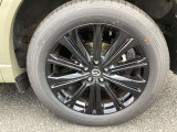 車体全体を引き締める落ち着いたカラーリングと優れた耐久性を兼ね備えています。街乗りでの取り回しやすさと高速走行時の高い追従性を両立しており、幅広いシーンで活躍してくれる扱いやすい足回りです。