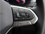 ステアリングスイッチを装備し、手元でオーディオや各種機能の操作が可能。運転中も視線移動を抑え、安全で快適なドライブをサポートします。