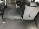 トランクルーム!リアシートは片方ずつ倒せます。乗車員数や積む荷物に応じてアレンジが可能ですので多彩に使えてとても便利です。