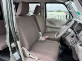 快適なフロントシート。 運転席と助手席は厚みのあるシートで快適な乗り心地です。