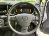 握りやすいステアリングデザインで、長距離運転でも疲れにくい工夫が施されています。操作性にも優れ、快適なドライブをサポートします。