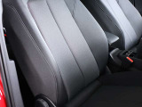クオリティの高いシートを採用するのは、Audiのクルマづくりの哲学のひとつです。特に座り心地が重要です。体の大きなドイツ人が座っても頑丈な耐久性があります。。しかも肌触りも良く高級家具のようです。