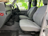 運転席からの視界が広く、安全運転をサポートします。操作も直感的で、誰でも簡単に使いこなせるでしょう。