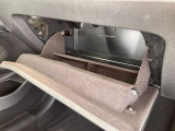 こちらに車検証等の書類を収納することができます。
