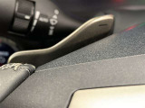 ステアリングから手をはなすことなく指先の操作で俊敏なシフトアップ、シフトダウンが可能。