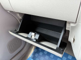 【グローブボックス】大型のグローブボックスで、車検証や色々な小物を入れても取り出しやすいですよ☆