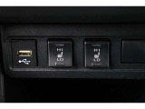 運転席と助手席には寒い日の肩や腰、冷えやすい下肢を温めてくれるシートヒーターが付いております!
