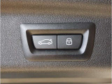 トランクゲートは電動で御座います。ボタン一つで開閉可能となっております。もちろんフットセンサー付きで足でも開閉可能です