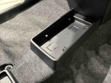 ティッシュ箱もぴったり収まるセンターフロアトレイ