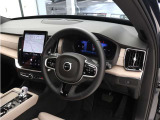 XC90の車内に漂う落ち着きある雰囲気をお楽しみください。優れた遮音性と先進のサスペンションテクノロジーにより、キャビンに侵入するロードノイズと不快な振動を最小限に抑えました。