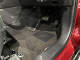 内装工程では、中古車を気持ちよくお乗りいただけるよう清掃しております。