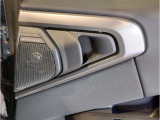 【コックピットシート】BMW車の主役席。車体中央にくる様に配置し車両重心とが一致する事でドライバーと車との一体感あるドライビングを実現。人間工学に基づき形成した形状が長時間のドライブ疲労も軽減します!