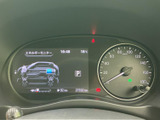 シンプルで分かりやすい表示で、車の状態をひと目で確認できます。走行に必要な情報を効率的に把握し、安全運転をサポートします。