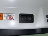 電動式バックドアです。 荷物を持ったままでもボタン一つで自動的に開け閉めできるので便利ですよ。 挟み込み防止機能も付いていますのでお子様の手や荷物を挟み込むのを防いでくれますよ。