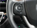 ハンドルにオーディオ操作用スイッチを備え、手を放さずに操作可能。安全性と利便性を両立しています。