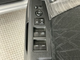 運転席のスイッチで全てのウィンドウの開閉操作を行うことができます。ロックボタンをONにしておくと、運転席以外のウィンドウは作動しないのでお子様を乗せているときなども安心ですね♪