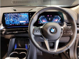 【ハンドル】ドライバーとBMW車の一体感がダイレクトに伝わるステアリングホイール。形状・太さへの拘りに加えて、操作性を高める為にスイッチ類も配置。クイックかつ安定のドライビングを体感下さい!