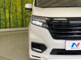 【LEDヘッドライト】悪天候や夜間走行時も良好な視界を確保し安心して運転できる高輝度LEDヘッドライトを装備!点灯速度が早く、消費電力も抑えられています。