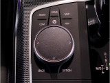 運転中にもオーディオの音量やFMの切り替えなどステアリングでの操作で切り替え可能なため、ステアリングから手を放す必要がない為、運転中でも操作が簡単でございます。