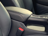 アームレストです!これがないと運転が落ち着かないという方もいらっしゃるのではないでしょうか?肘置きがあるだけでも比較的楽な姿勢で運転することが出来ますし腕の疲れを軽減できます。