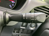 操作しやすい位置にあり、スムーズなウインカー操作が可能です。安全運転をサポートする、重要な装備です。