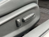 運転席側の電動シート操作部です。