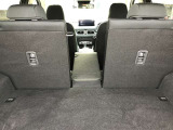 リヤシートを倒すと大きな荷物も搭載可能です。