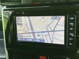 鮮明な地図表示で、視認性の高いナビゲーションを実現しています。安全運転をサポートし、目的地への不安を軽減します。