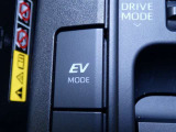 EVドライブモードで、早朝・深夜や屋内の駐車場などで、エンジン音や排気ガスを気にすることなく走れます。