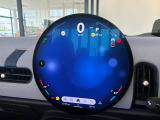 MINIのインテリアで最大のアイコンとなっているのがダッシュボードの中央に置かれた大型のセンターメーターです。現在のMINIは、センターメーターをセンターディスプレイへと形を変えて受け継がれています。