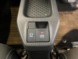 スイッチを押すとブレーキペダルから足を離してもブレーキランプが点灯したままブレーキを保持できるオートブレーキホールド、指先だけで簡単に操作が可能な電動パーキングブレーキを搭載!