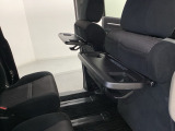 運転席・助手席の背もたれには、2列目シート用にカップホルダー付きの「格納式のシートバックテーブル」を装備しています。休憩時のちょっとした時間などカップを置いたり、小物置きに使えて便利です。