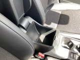 運転席と助手席の間に物を入れておけることができるようなスペースがあるので便利ですね!