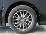 純正のアルミホイール装着車です。タイヤサイズは205/60R16です。