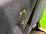 運転席&助手席の背面についたユーティリティフックには荷物がサッと掛けられます
