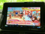 停車時にテレビ放送を視聴できます。移動時間の待ち時間も、快適なエンターテイメント空間で過ごすことができます。