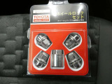 当社の中古車は盗難防止用ロックナットをサービスでお付けしてます。
