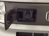 普通充電はフタを直接押し、充電コネクターを差すだけで充電開始します。