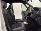 座面も厚みがあり背もたれも高く、広い足元にゆったり座れるシートです。運転席と助手席の間が空いている為、助手席側への移動がスムーズです。交通量の多い道でも助手席側から乗り降りができます。