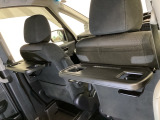 運転席・助手席の背もたれには、2列目シート用にカップホルダー付きの「格納式のシートバックテーブル」を装備しています。休憩時のちょっとした時間などカップを置いたり、小物置きに使えて便利です。