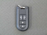 車の乗り降りがスムーズにできるスマートキー♪ボタン一つで開閉もできるので楽ちんです☆