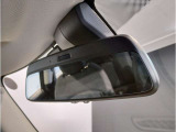 MINIではルームミラーの裏側にETCの車載器が内蔵されており、別途で車載器の購入必要なしで非常にスマート。皆様が驚かれるポイントのでもあります