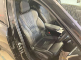 ヴァーネスカレザーシート・シートヒーティング。ヴァーネスカレザーは多くのBMWモデルで採用されているレザーでシボが細かく柔らかい印象のレザー。高級感、機能性、耐久性を備えています。