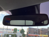 後続車のヘッドランプなど、一定以上の強い光を受けると反射率を自動的に下げて、ドライバーが感じる眩しさを抑えます。