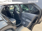 コンパクトな車ですが、後席も充分なスペースを確保しています。足元空間も広くリラックスしてドライブが楽しめます。