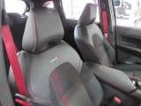 ★NISMOロゴ入り、レッドステッチ付きのシートは、スポーツドライビングにふさわしいインテリアです!