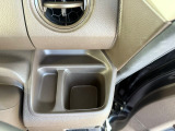 運転席側のドリンクホルダーは、小物置きと一体となっており家や車の鍵なども手元に置いておけます♪