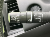 雨天時や視界不良時の運転をサポート。ワンタッチでワイパーを操作でき、安全な走行を確保します。