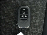 ◆スマートキー◆カギをバッグやポケットに入れたままでもドアロックの開閉ができる『スマートキー』付き!雨天や暗くなってもカギを取り出す必要がなくドアの開錠&エンジンも始動できます